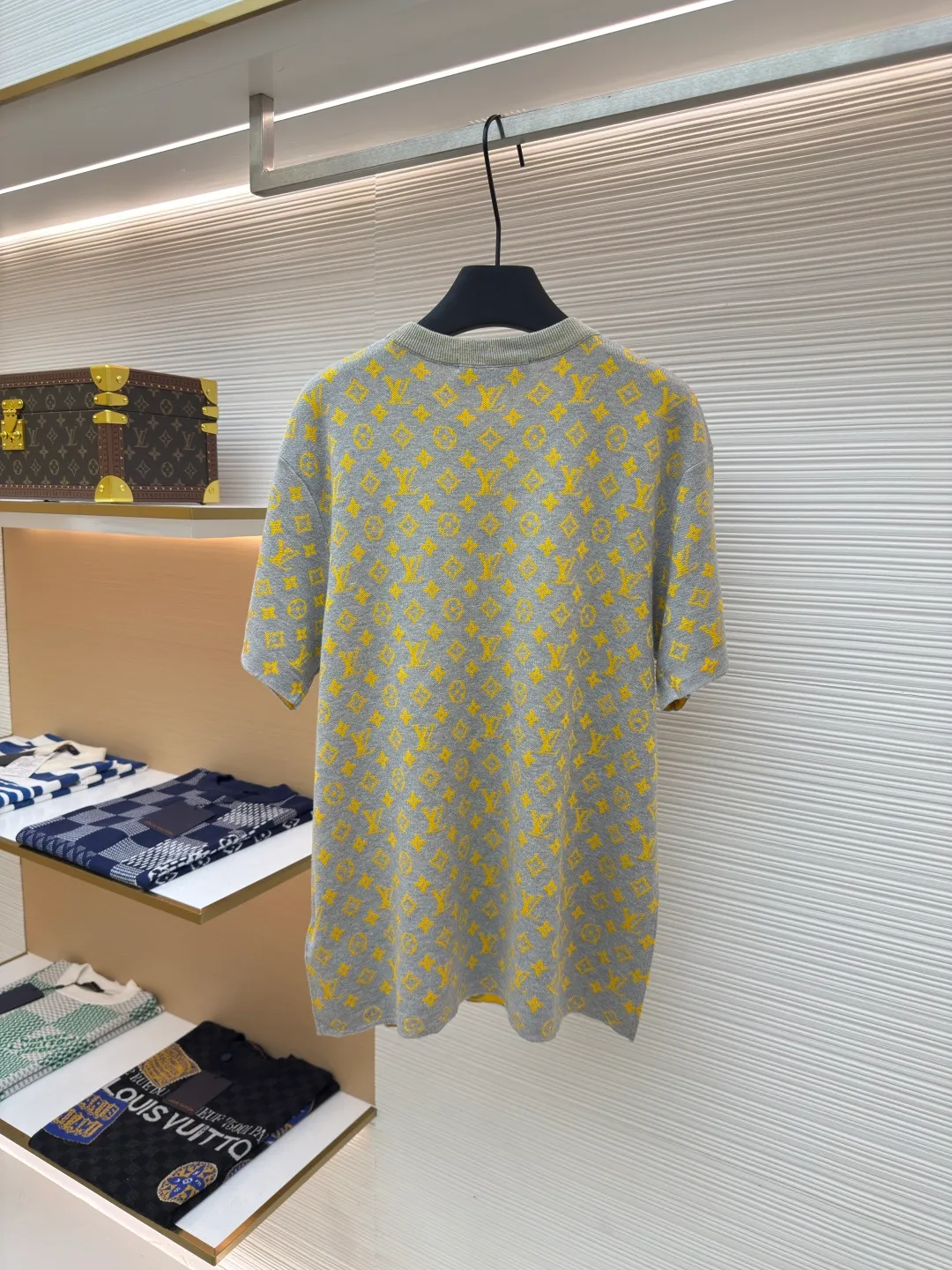 LOUIS VUITTON Presbyopic contrasting color woolen short sleeves ●Authentic product: 10200 purchased and developed ●Item number: 1680282-A70 ●Material: Wool custom-dyed combed cotton ●Technology: Jacquard technology ●Version: Fitted version ●Weight: about 330 grams ●Size: S-M-L-XL ●Description: Full Monogram Glow jacquard and elegant background collide with color contrast, making Monogram The pattern reflects the subtle sheen of mulberry silk. The overall wiring is straight and delicate, the fabric is comfortable and soft, and the color is consistent without color difference. It can be matched with the same style to create a fashionable look and control various occasions. Customized accessories, complete with three standards, same style for men and women!